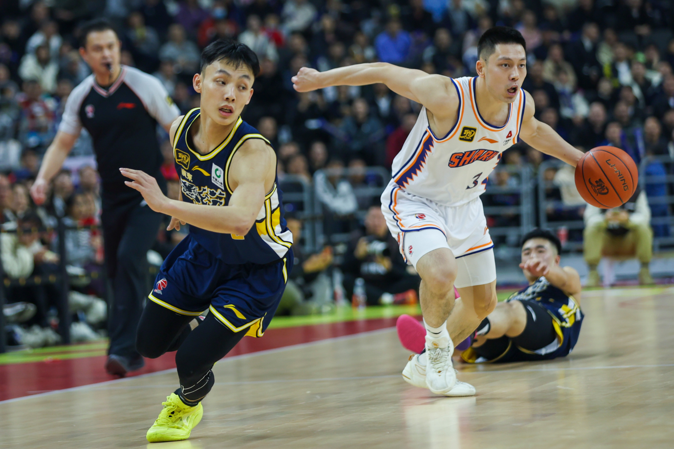 lol新手礼包-广州队发布备战花絮，赛前防线松动，NBA常规赛任务艰巨，年轻球员得到机会的简单介绍