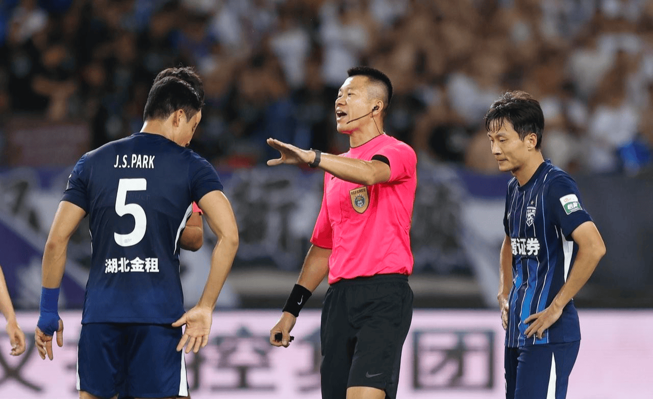 lol视频-关于窗口期成都蓉城备战中超，队长鼓劲细节曝光，管理层满意，控场能力受关注的信息